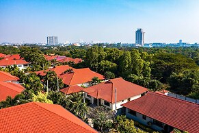 Cozy 3 BR Pool Villa close to Town CV3L