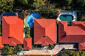 Cozy 3 BR Pool Villa close to Town CV3L