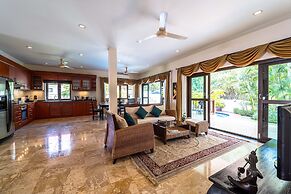 Cozy 3 BR Pool Villa close to Town CV3L