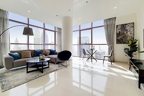 GreenFuture - Panoramic City View From This High-Rise Chic Condo