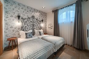 Rich Witch Villa&SPA