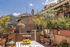 Chiara in Pantheon Apartment With Terrace