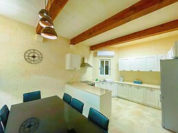 Amazing 4 Bedroom Holiday Home With Infinity Pool