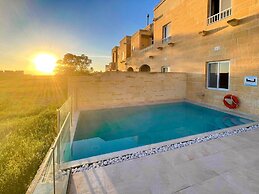 Amazing 4 Bedroom Holiday Home With Infinity Pool