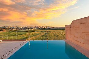 Amazing 4 Bedroom Holiday Home With Infinity Pool