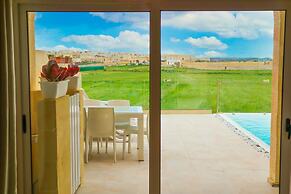 Amazing 4 Bedroom Holiday Home With Infinity Pool