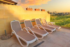 Amazing 4 Bedroom Holiday Home With Infinity Pool