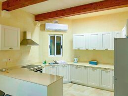 Amazing 4 Bedroom Holiday Home With Infinity Pool