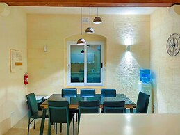 Amazing 4 Bedroom Holiday Home With Infinity Pool