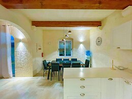 Amazing 4 Bedroom Holiday Home With Infinity Pool