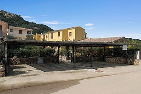 Il Glicine 1.5 Km From The Beach