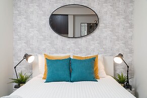 Peter St - Downtown Suite with Balcony