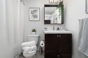 Peter St - Downtown Suite with Balcony