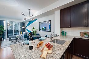 Peter St - Downtown Suite with Balcony