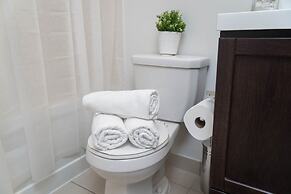 Peter St - Downtown Suite with Balcony