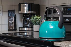 Peter St - Downtown Suite with Balcony