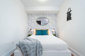 Peter St - Downtown Suite with Balcony