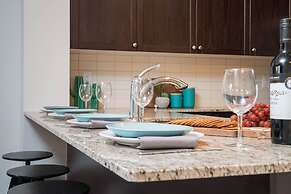 Peter St - Downtown Suite with Balcony