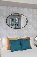 Peter St - Downtown Suite with Balcony