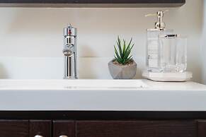 Peter St - Downtown Suite with Balcony