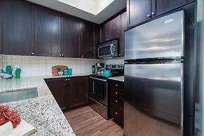 Peter St - Downtown Suite with Balcony