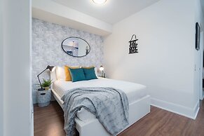 Peter St - Downtown Suite with Balcony