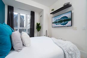 Peter St - Downtown Suite with Balcony