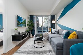 Peter St - Downtown Suite with Balcony