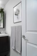 Peter St - Downtown Suite with Balcony