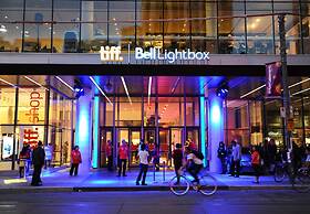 Peter St - Downtown Suite with Balcony