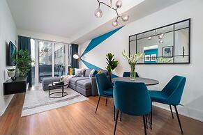 Peter St - Downtown Suite with Balcony