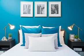 Peter St - Downtown Suite with Balcony