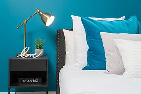 Peter St - Downtown Suite with Balcony