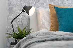 Peter St - Downtown Suite with Balcony