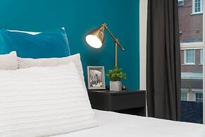 Peter St - Downtown Suite with Balcony