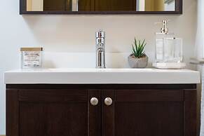 Peter St - Downtown Suite with Balcony