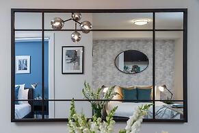 Peter St - Downtown Suite with Balcony