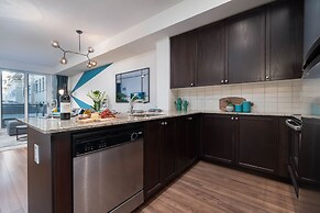 Peter St - Downtown Suite with Balcony