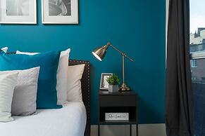 Peter St - Downtown Suite with Balcony