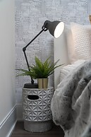 Peter St - Downtown Suite with Balcony