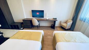 Escale International Hotel