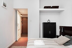 Al. Jerozolimskie Apartment by Renters