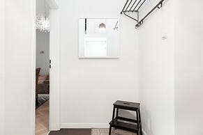 Al. Jerozolimskie Apartment by Renters