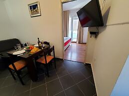 Charming Apartment 3 Sleeps 4 Guests