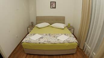 Charming Apartment 3 Sleeps 4 Guests