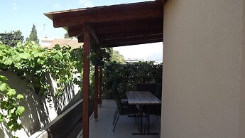 Charming Apartment 3 Sleeps 4 Guests