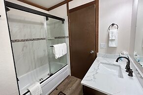 Brookstone Pines 3 Bedroom Home by RedAwning