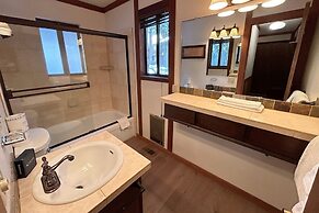 Brookstone Pines 3 Bedroom Home by RedAwning