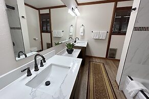 Brookstone Pines 3 Bedroom Home by RedAwning