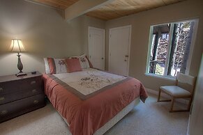 Park View Paradise 3 Bedroom Condo by RedAwning